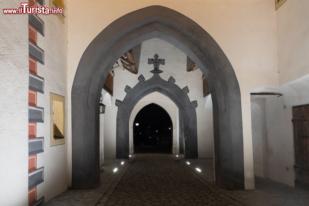 Immagine Una delle porte d'ingresso alla città di Landsberg am Lech fotografata di notte, Germania.