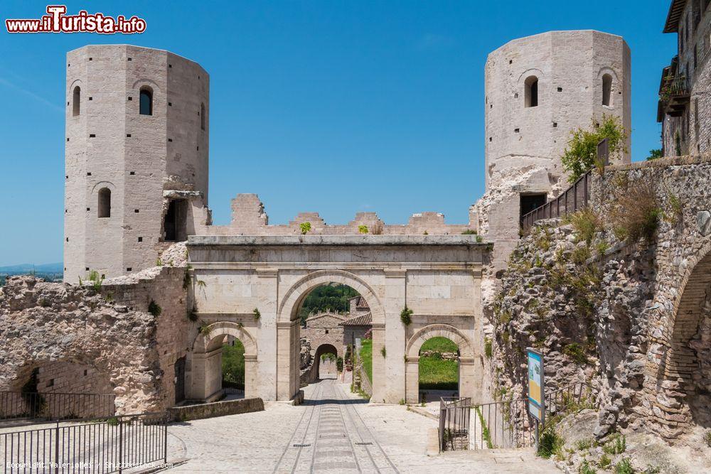 Immagine Una delle porte d'ingresso nella cinta muraria di Spello, Umbria. L'evento floreale che si svolge la nona domenica dopo Pasqua, trasforma questa piccola cittadina umbra in un suggestivo percorso di 1,5 km in cui si alternano oltre 60 tappeti di fiori - © ValerioMei / Shutterstock.com