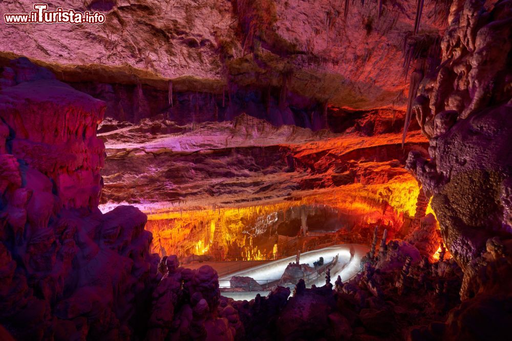 Immagine Una delle sale delle Grotte di Postumia, il complesso carsico più famoso della Slovenia