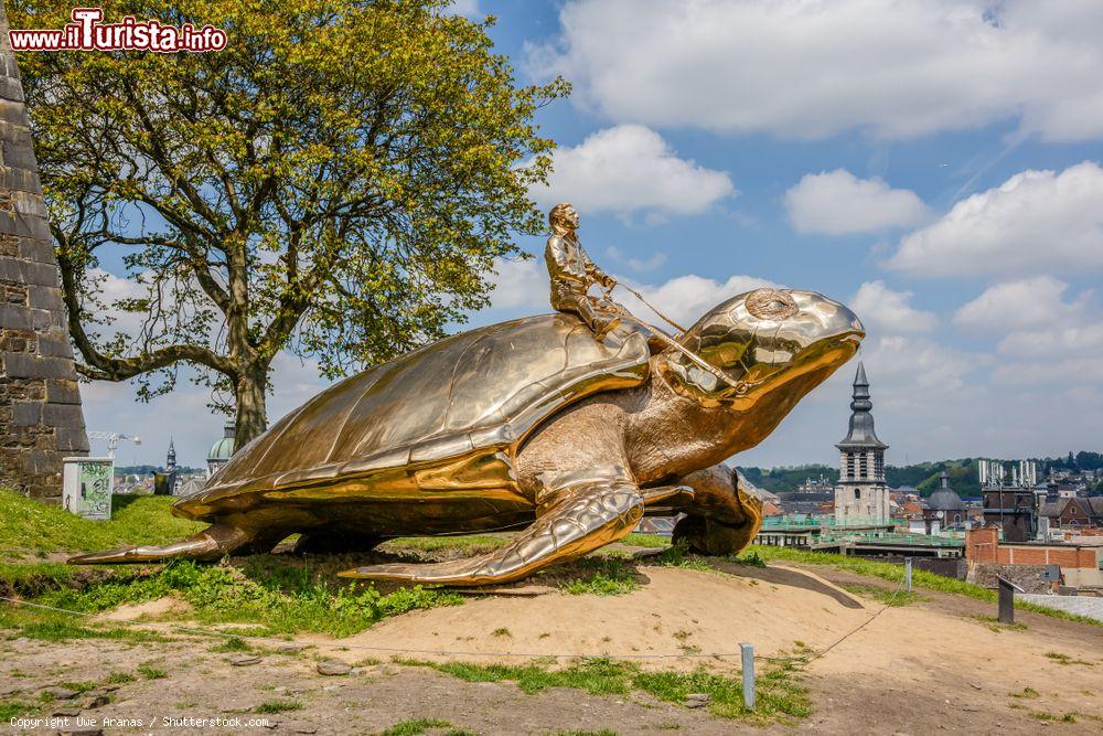 Immagine Una delle sculture in oro di Jan Fabre esposte alla Cittadella di Namur, Belgio: rappresenta un uomo che cavalca una tartaruga  - © Uwe Aranas / Shutterstock.com