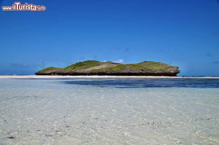 Immagine Una delle sette Isole dell'Amore, proprio di fronte alla spiaggia di Watamu, cittadina costiera situata a circa 18 km da Malindi, Kenya - foto © Przemyslaw Skibinski / Shutterstock.com
