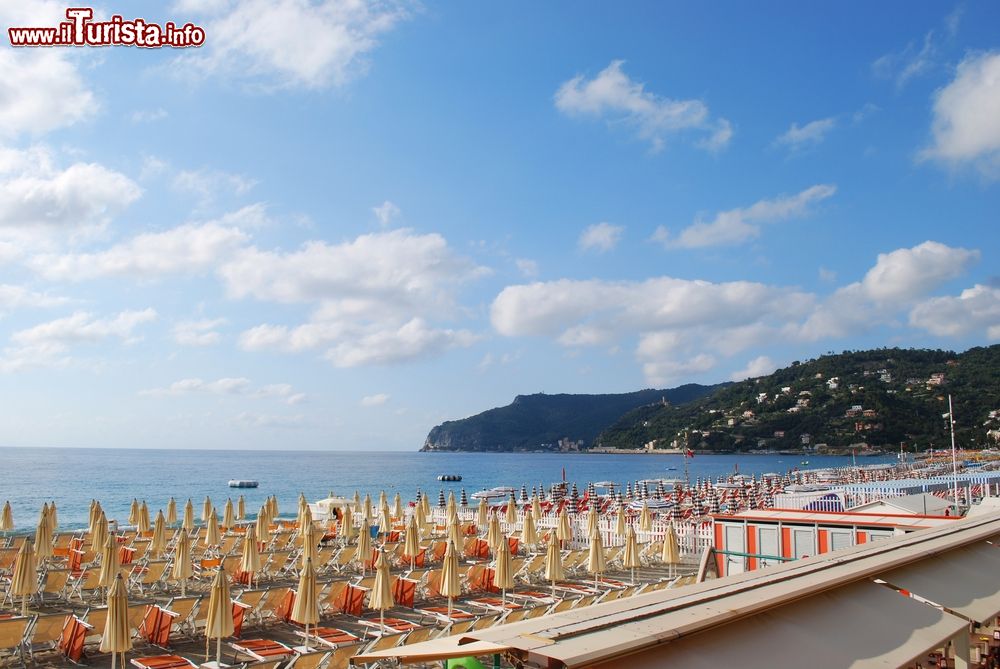 Immagine Una delle spiagge attrezzate a Spotorno, provincia di Savona, Liguria.