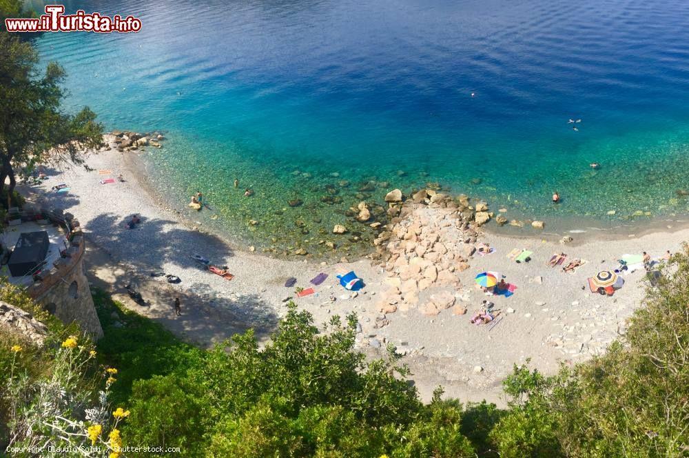 Immagine Una delle spiagge di Capo Noli in Liguria, le acque limpide del mar Ligure - © Claudio Soldi / Shutterstock.com