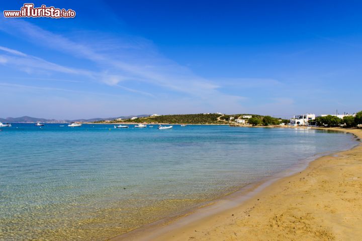 Immagine Una delle spiagge di Paros, Grecia, meta di turisti provenienti da tutto il mondo alla scoperta di quest'isola cicladica bianca come il marmo- © RAndrei / Shutterstock.com