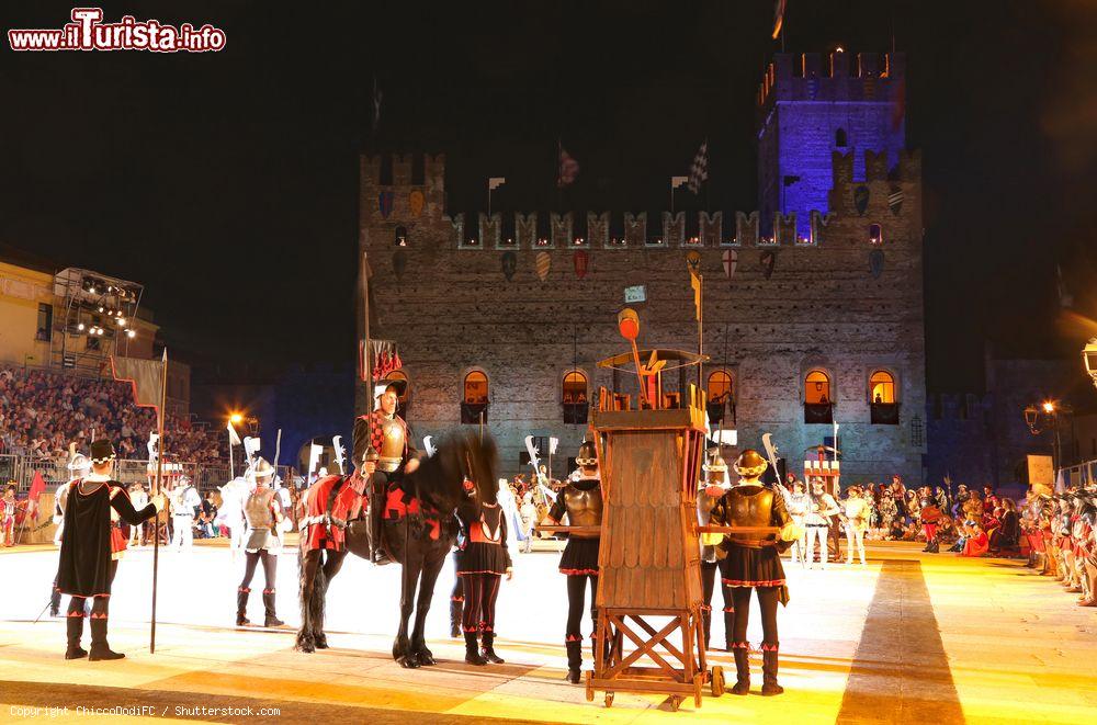 Immagine Una delle storiche partite a scacchi a "pezzi viventi" di Marostica, in notturna - © ChiccoDodiFC / Shutterstock.com