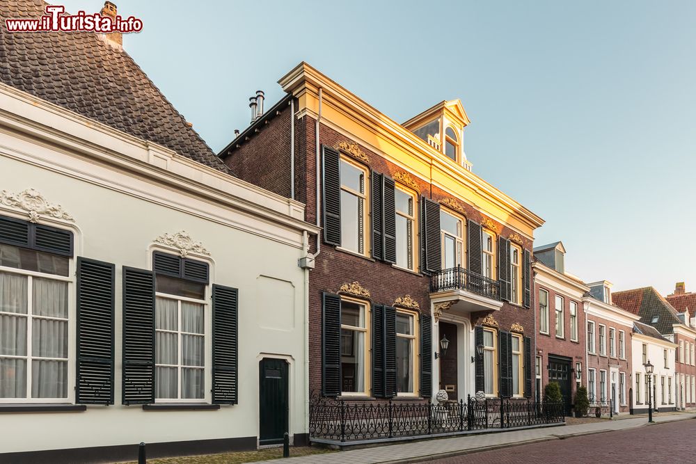 Immagine Una delle storiche vie di Doesburg nella provincia di Gelderland, Olanda. Da notare le ricche decorazioni che ornano le facciate dei palazzi.