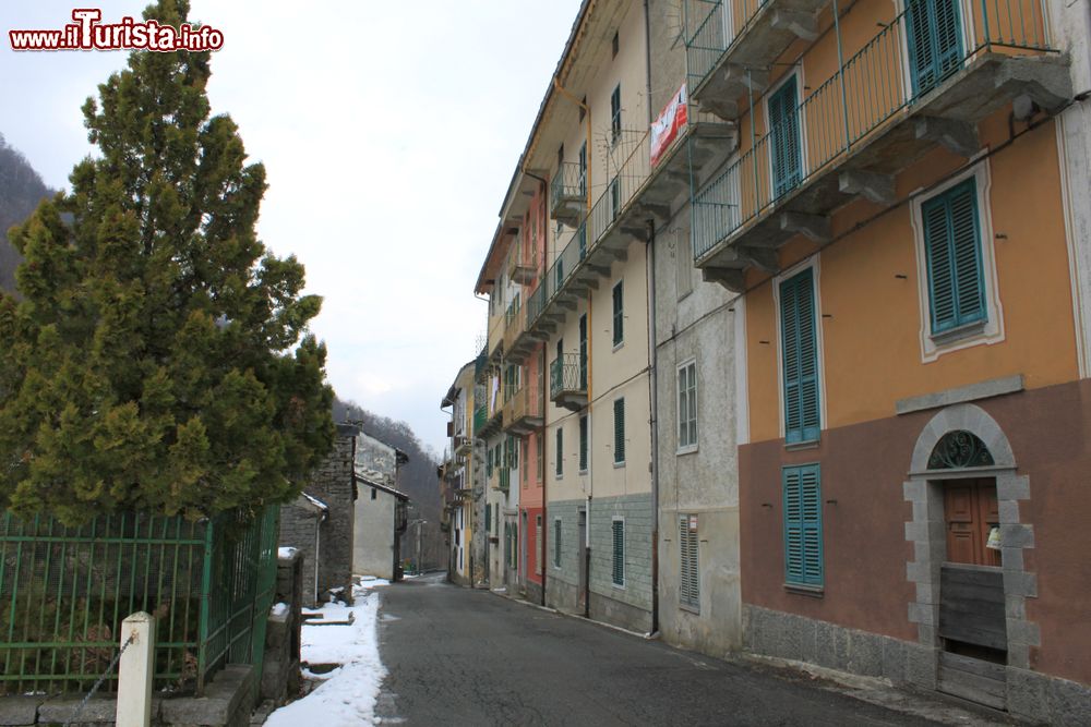 Immagine Una delle strade principali di Rosazza, Valle Cervo, Piemonte, in inverno. Arsassa, in piemontese, è un piccolo comune di 100 abitanti in provincia di Biella.