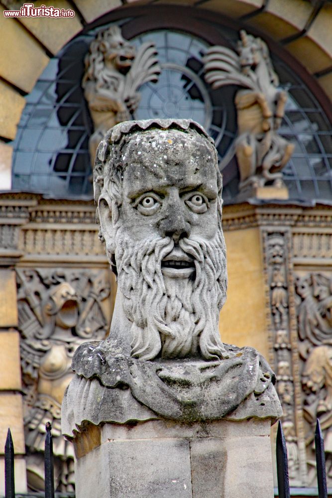 Immagine Una delle teste dell'imperatore fuori dallo Sheldonian Theatre di Oxford, Inghilterra (UK).