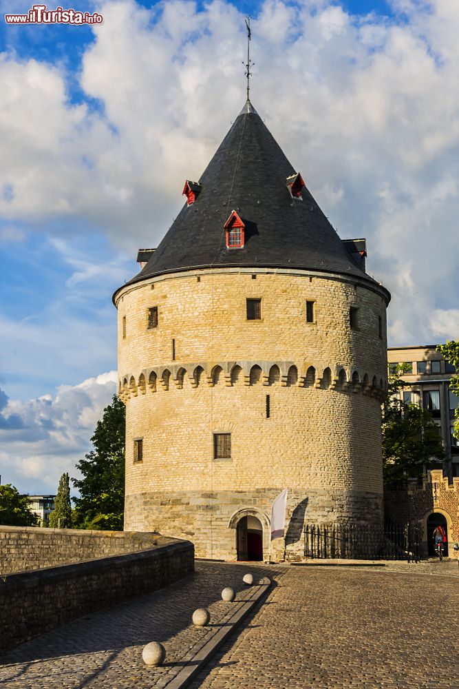 Immagine Una delle torri Broel a Kortrijk, Belgio. Seppur simili architettonicamente (stile gotico), sono state costruite in due periodi differenti: quella meridionale nel 1385 e l'altra nel 1415.