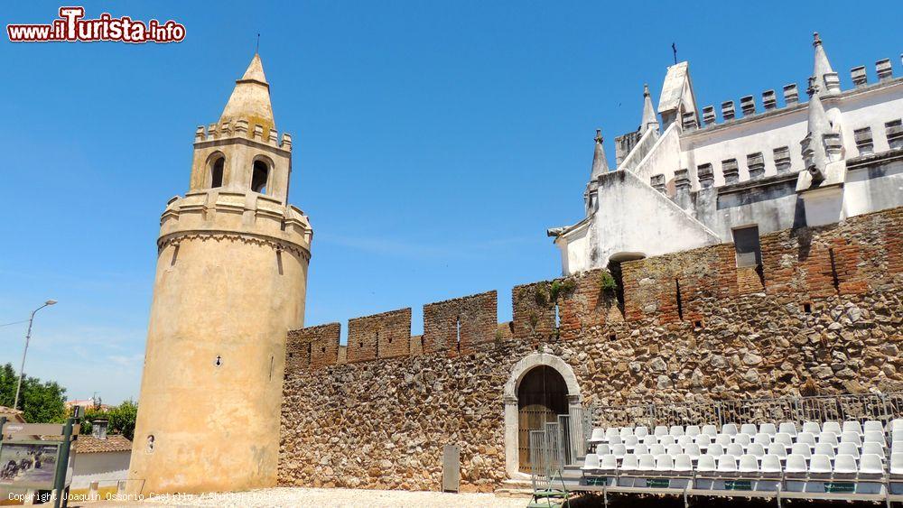 Immagine Una delle torri cilindriche agli angoli delle mura di Viana do Alentejo, Portogallo - © Joaquin Ossorio Castillo / Shutterstock.com