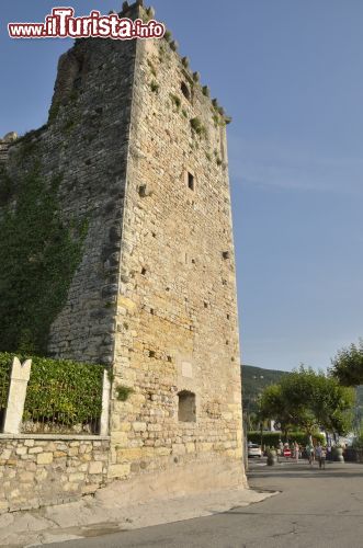 Immagine Una delle torri della fortezza a Torri del Benaco, provincia di Verona. La sua costruzione risale al XIV° secolo - © 236750200 / Shutterstock.com