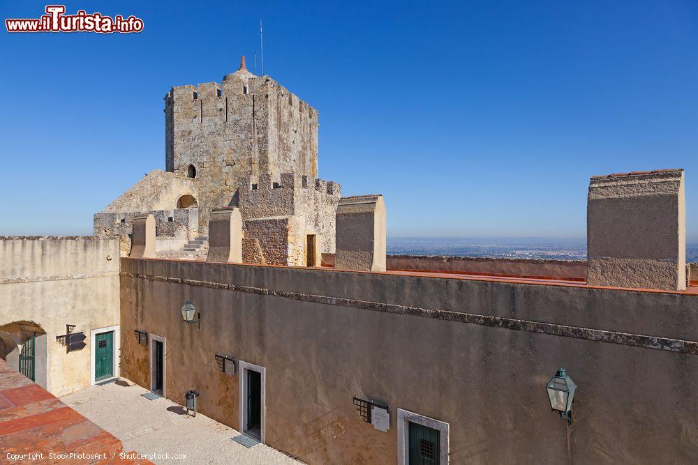 Immagine Una delle torri di guardia della fortezza di Palmela, Portogallo - © StockPhotosArt / Shutterstock.com