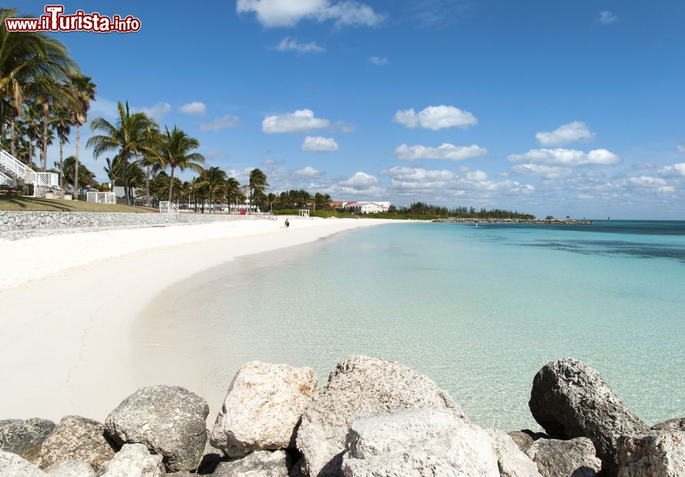 Immagine Una desolata Lucaya beach a Freeport, isola di Grand Bahama. E' una delle spiagge più pittoresche di tutta l'isola.