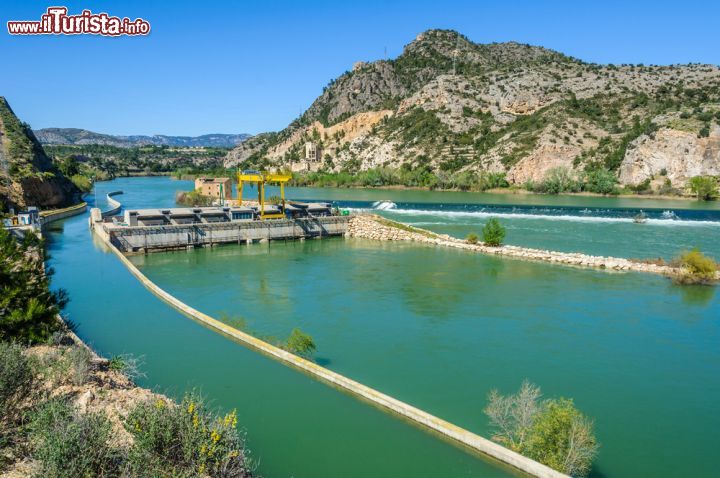 Immagine Una diga sul fiume Ebro nei pressi di Miravet, in Catalogna