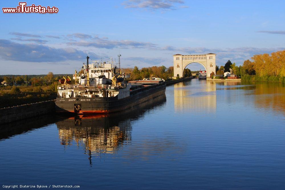 Immagine Una diga sul fiume Volga, Uglich, Russia. Quest'antica cittadina della Russia, situata nell'Oblast di Jaroslavl, appartiene al cosiddetto Anello d'Oro - © Ekaterina Bykova / Shutterstock.com