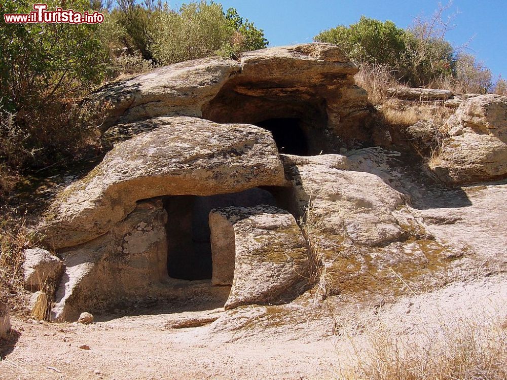 Immagine Una Domus de janas a Lotzorai in Sardegna - © Mauro Mereu, CC BY-SA 2.5, Wikipedia