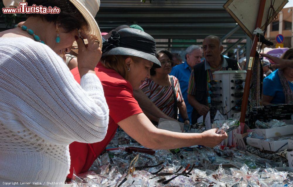 Immagine Una donna acquista occhiali al Jaffa Flea Market (Shuk Hapishpishim) di Tel Aviv-Jaffa, Israele.  Questo mercato delle pulci è un'esperienza imperdibile durante un soggiorno a Tel Aviv, città moderna sorta vicino all'antica Jaffa - © Lerner Vadim / Shutterstock.com