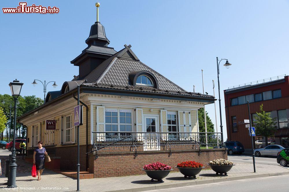 Immagine Una donna con borse della spesa nel centro di Siauliai, Lituania - © Krezodent / Shutterstock.com