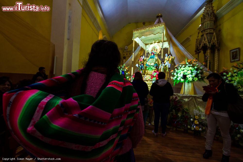 Immagine Una donna con keperina attende di pregare in una chiesa di Puno, Perù. Si tratta della chiesetta della Vergine della Candelaria - © Simon Mayer / Shutterstock.com