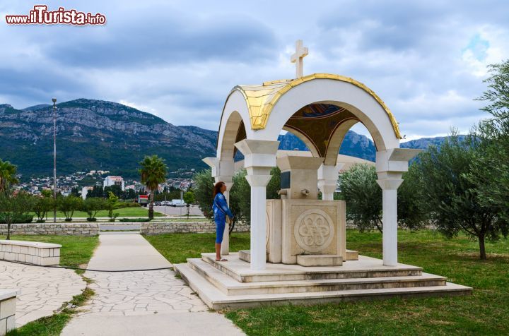 Immagine Una donna di fronte alla cappella vicino alla cattedrale di St. John Vladimir a Bar, Montenegro - © Katsiuba Volha / Shutterstock.com