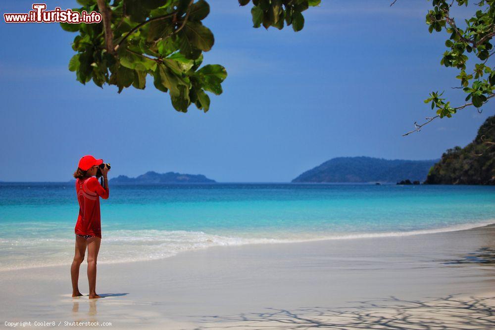 Immagine Una donna fotografata in una spiaggia tropicale di Ranong, Thailandia - © Cooler8 / Shutterstock.com