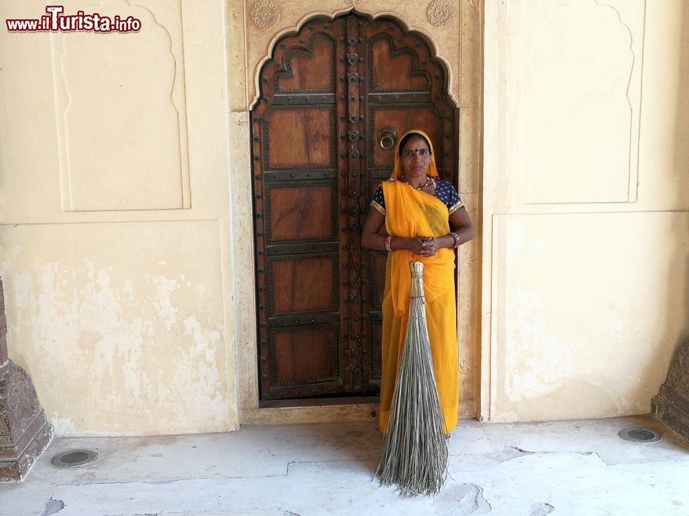 Immagine Una donna in abito tradizionale indiano dentro a Fort Amber, Jaipur