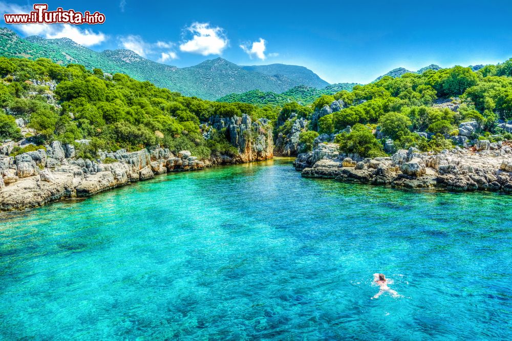 Immagine Una donna nuota in una splendida caletta di Simena (Turchia) affacciata sul Mediterraneo. Questa regione è stata dichiarata area speciale protetta nel 1990.