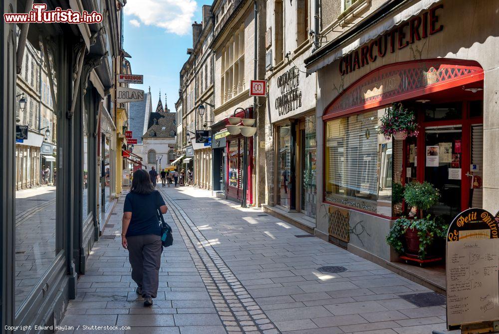 Immagine Una donna passeggia in Rue Monge nel centro di Beaune, Borgogna, Francia - © Edward Haylan / Shutterstock.com