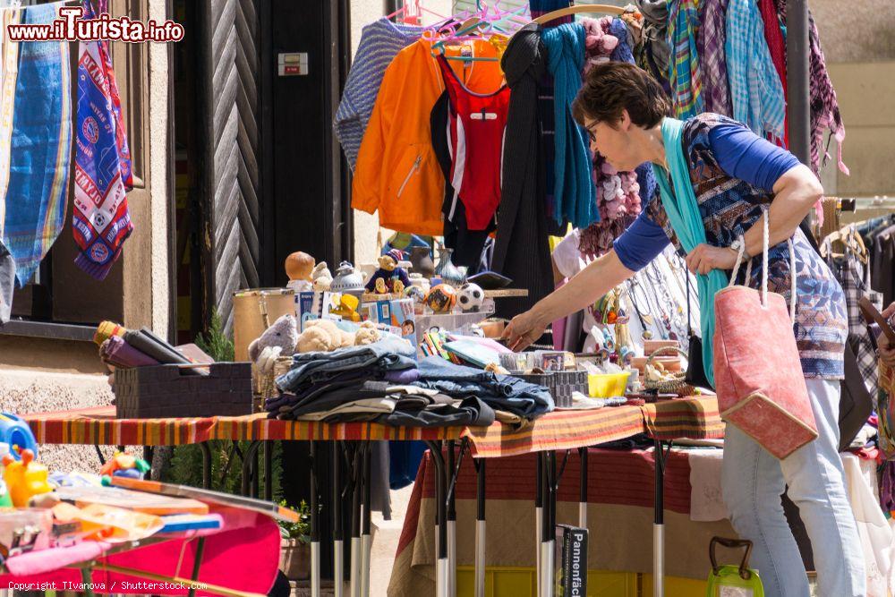 Immagine Una donna sceglie degli abiti in un mercato locale di Coburgo, Germania - © TIvanova / Shutterstock.com