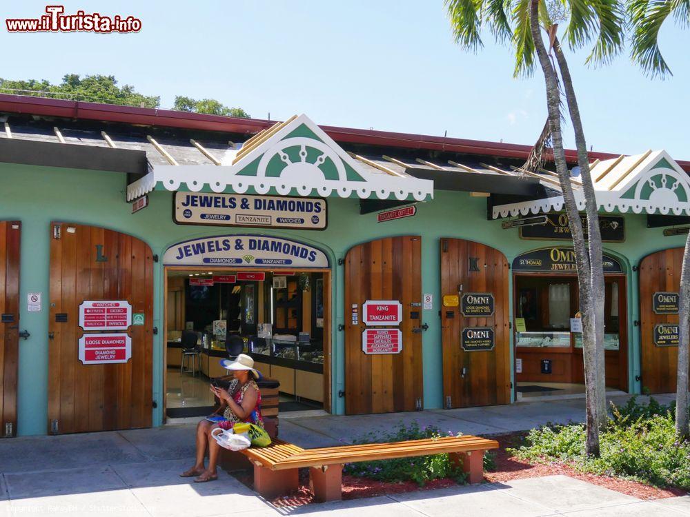Immagine Una donna seduta davanti a una gioielleria a St. Thomas, Isole Vergini Americane: siamo nel duty free fuori dal terminal delle navi - © RaksyBH / Shutterstock.com