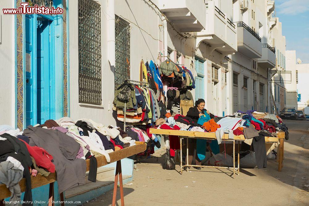 Immagine Una donna vende abbigliamento di seconda mano in una strada della Medina di Sfax, Tunisia - © Dmitry Chulov / Shutterstock.com