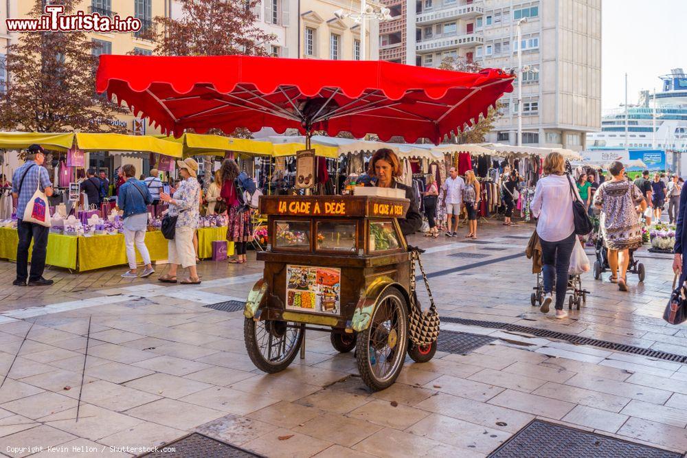 Immagine Una donna vende frutta al mercato di piazza Louis Blanc a Tolone, Francia. Il mercato è aperto ogni giorno tranne il lunedì - © Kevin Hellon / Shutterstock.com