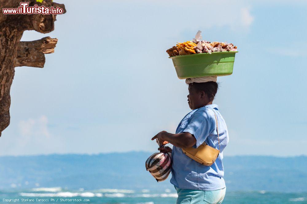 Immagine Una donna vende frutta su una spiaggia di Puerto Plata, Repubblica Dominicana - © Stefano Carocci Ph / Shutterstock.com