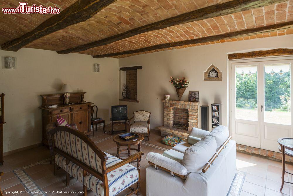 Immagine Un'elegante country house di Belveglio in Piemonte, borgo tra le colline del Monferrato - © Michele Vacchiano / Shutterstock.com
