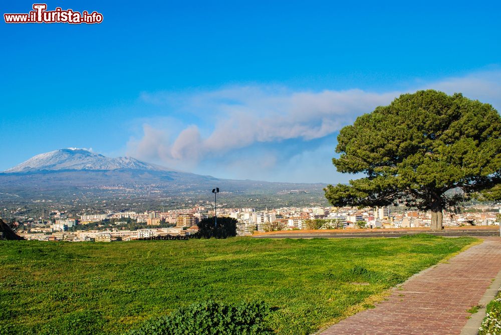 Immagine Una eruzione del vulcano Etna fotografata da Paternò in Sicilia