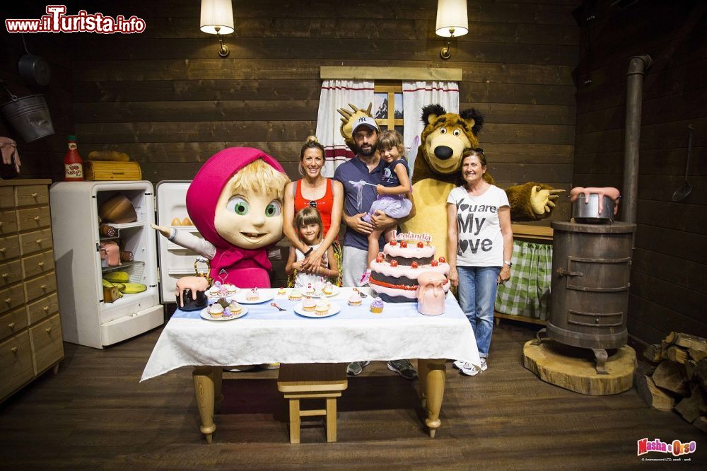 Immagine Una famiglia dentro la casa di Masha e Orso al parco di Leolandia