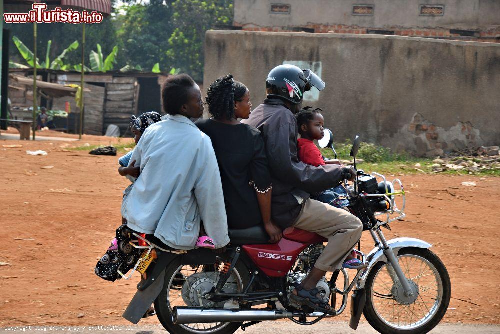 Immagine Una famiglia di cinque persone in sella a un motorino in una baraccopoli di Kampala, Uganda - © Oleg Znamenskiy / Shutterstock.com