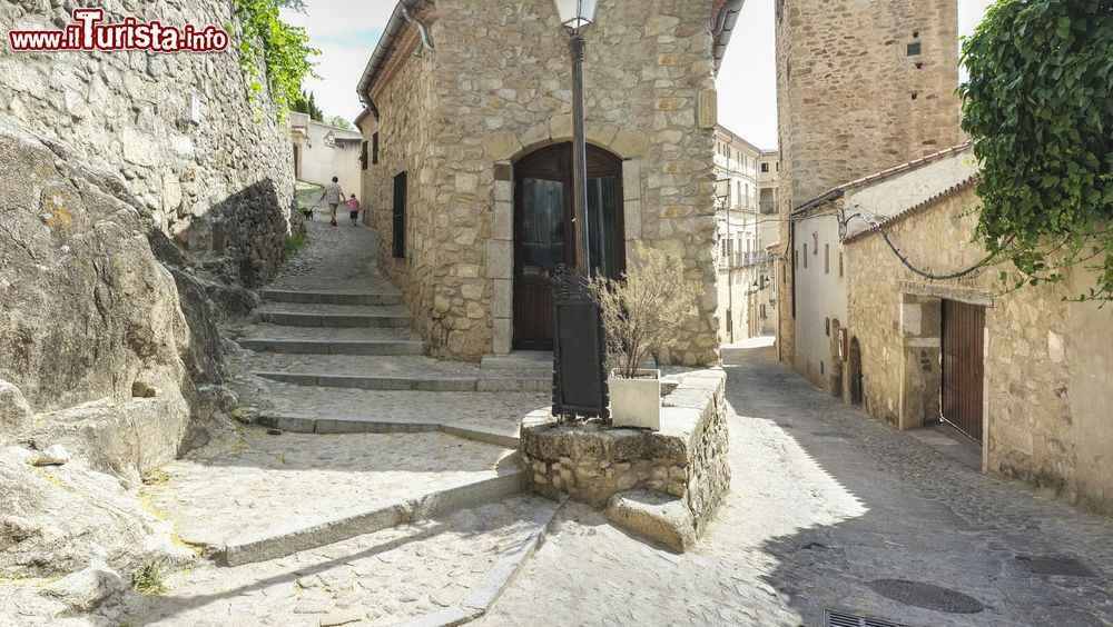 Immagine Una famiglia di turisti con il cane a spasso per le stradine di Trujillo, Spagna.