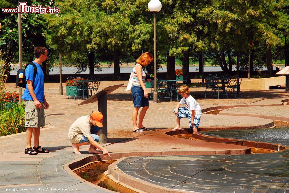Immagine Una famiglia gioca in una fontana al Mud Island Park di Memphis, Tennessee (USA). Situato all'estremità sud dell'isola, questo parco è stato aperto al pubblico nel 1982 - © James Kirkikis / Shutterstock.com
