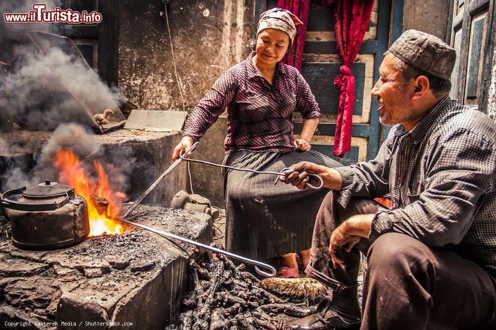Immagine Una famiglia Uyghur family al mercato domenicale di Kashgar in Cina - © Baiterek Media / Shutterstock.com