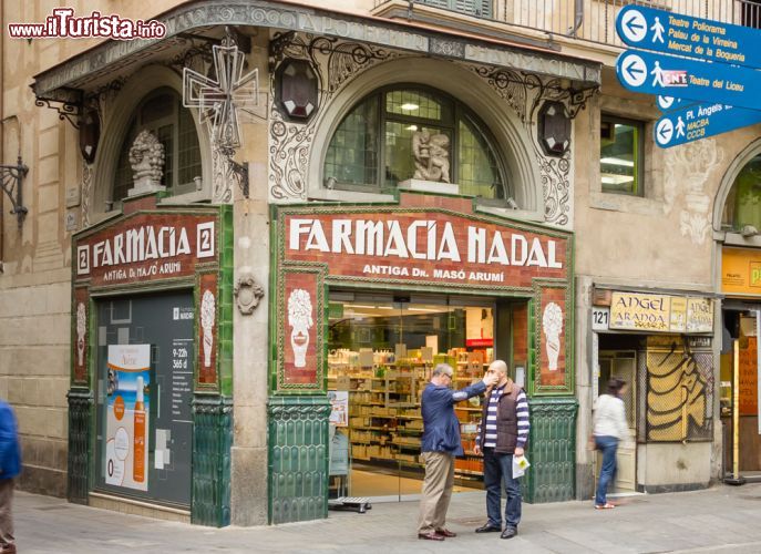 Immagine Una farmacia modernista in centro a Barcellona, Spagna. Tra la fine del XIX° e l'inizio del XX° secolo a Barcellona e nella zona spagonola della Catalogna si è sviluppato lo stile artistico del modernismo catalano divenuto uno dei più importanti elementi che caratterizzano l'immagine della città. In questa foto, un bell'edificio del centro storico ospita una farmacia. Da notare l'esuberanza decorativa e le maioliche colorate - © David Pereiras / Shutterstock.com