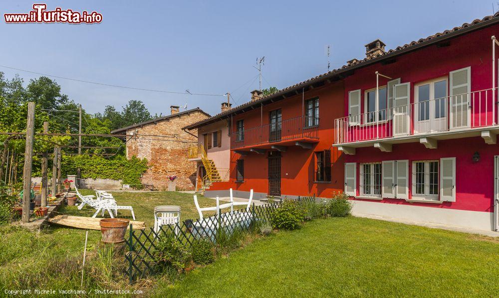 Immagine Una fattoria di Belveglio, centro rurale del Monferrato in Piemonte. - © Michele Vacchiano / Shutterstock.com