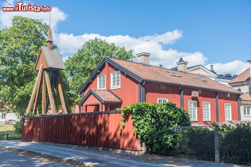 Immagine Una fattoria in legno nei pressi della città di Vasteras, sud della Svezia. Facciata e recinzione sono dipinte di rosso.