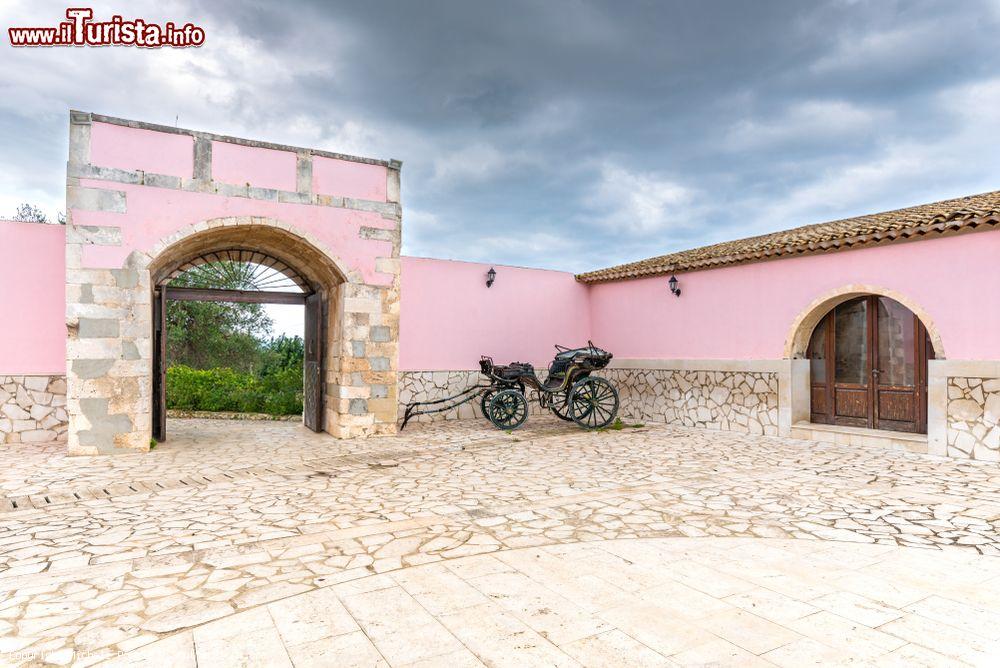 Immagine Una fattoria sicula nel territorio di Priolo Gargallo, costa orientale della Sicilia - © Michele Ponzio / Shutterstock.com