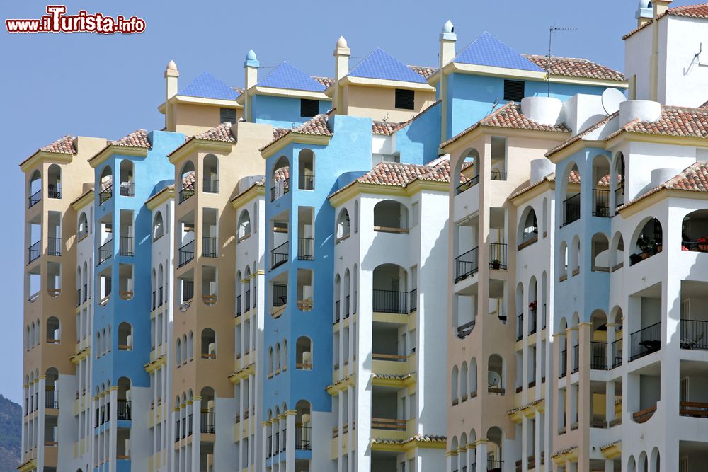 Immagine Una fila di appartamenti in vendita a Estepona, Costa del Sol, Spagna.