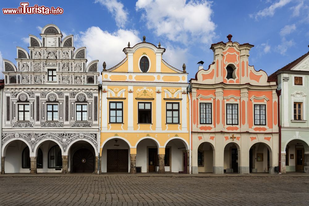 Immagine Una fila di case colorate nel centro di Telc, Repubblica Ceca.