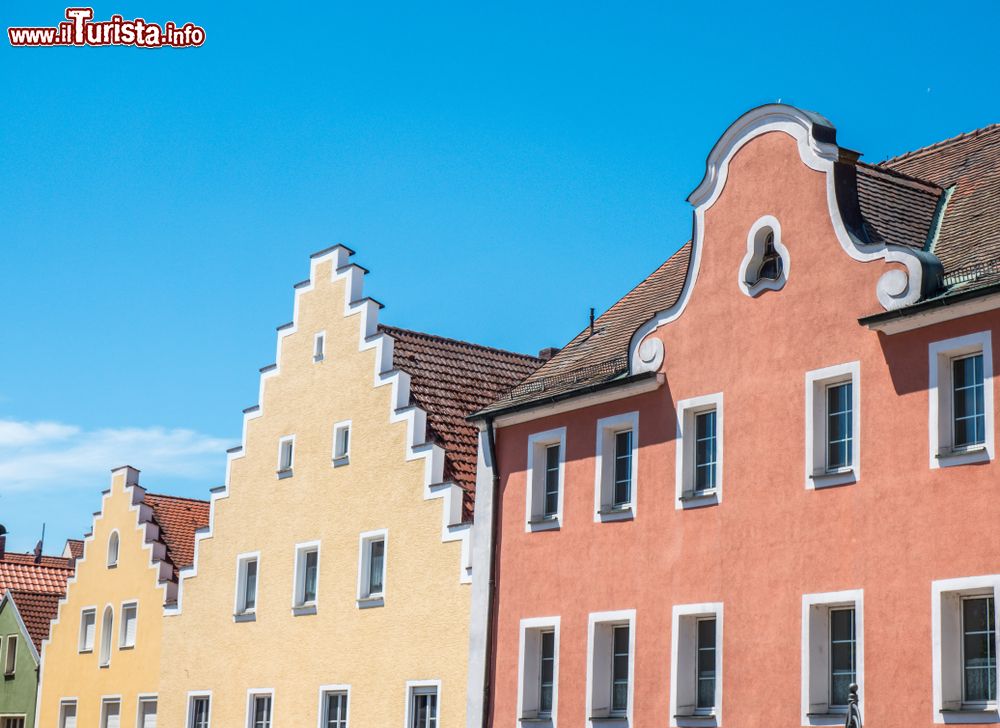 Immagine Una fila di case nel centro storico di Deggendorf, Germania. E' soprannominata "Porta della Selva Bavarese" in quanto punto d'accesso privilegiato per visitare il paradiso naturalistico offerto proprio dalla Baviera.