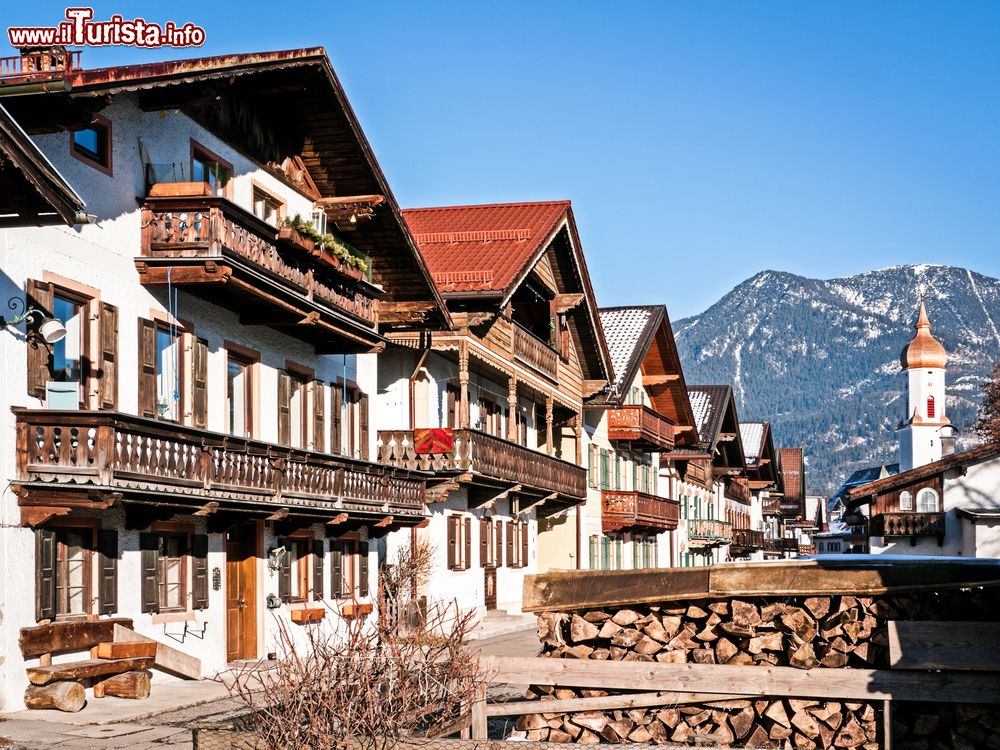 Immagine Una fila di case nel centro storico di Garmisch-Partenkirchen in Baviera, Germania.