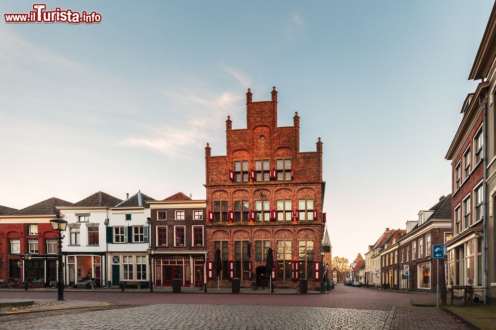 Immagine Una fila di edifici con ristoranti nel centro di Doesburg, Olanda. La suggestiva architettura dei palazzi risalta ancora di più con la luce del tramonto.