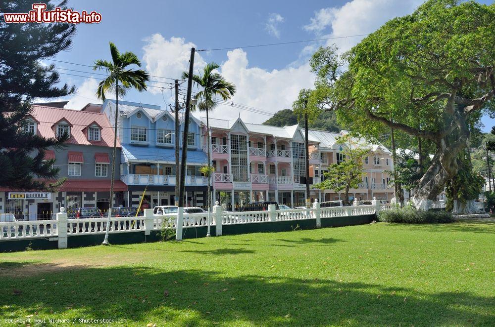 Immagine Una fila di edifici governativi nei pressi della piazza cittadina di Castries, Caraibi - © Paul Wishart / Shutterstock.com
